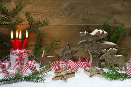 Reindeer and stars made of wood bark