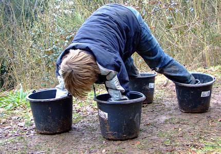 The runner gets 4 bowls. Now he steps in with hands and feet.