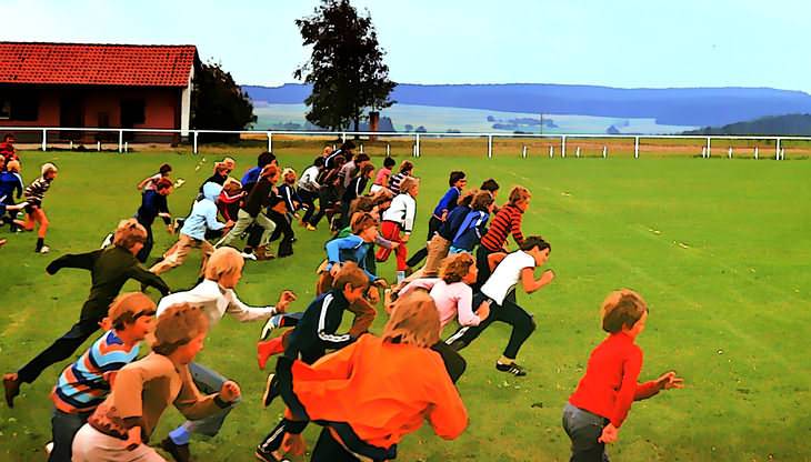 The lawn game "head or tail," also known as "black or white," is a running and catching game.