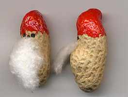 Little Christmas gnomes can be made from peanuts and cotton wool using a felt tip pen.